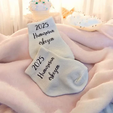 Hamarosan érkezem újszülött baba zokni, babaváró ajándék, nagymama leszel 2025