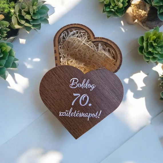 Barna szívdoboz egyedi vinyl felirattal